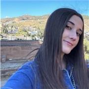 mi nombre es Elena y soy graduada en Educación Primaria con especialidad en educación física